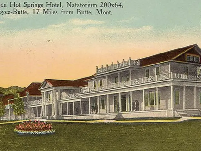 The image shows an old postcard of the Gregson Hot Springs Hotel in Natatorium, Boyce-Butte, 17...